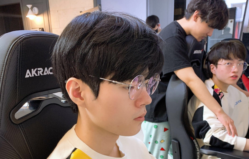 DK血洗SHR，Keria单局斩获MVP强强对话八强赛，让粉丝疯狂欢呼的简单介绍