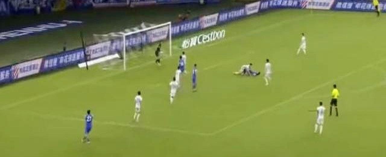 裁判决定的争议判罚引发热议 裁判决定的争议判罚引发热议