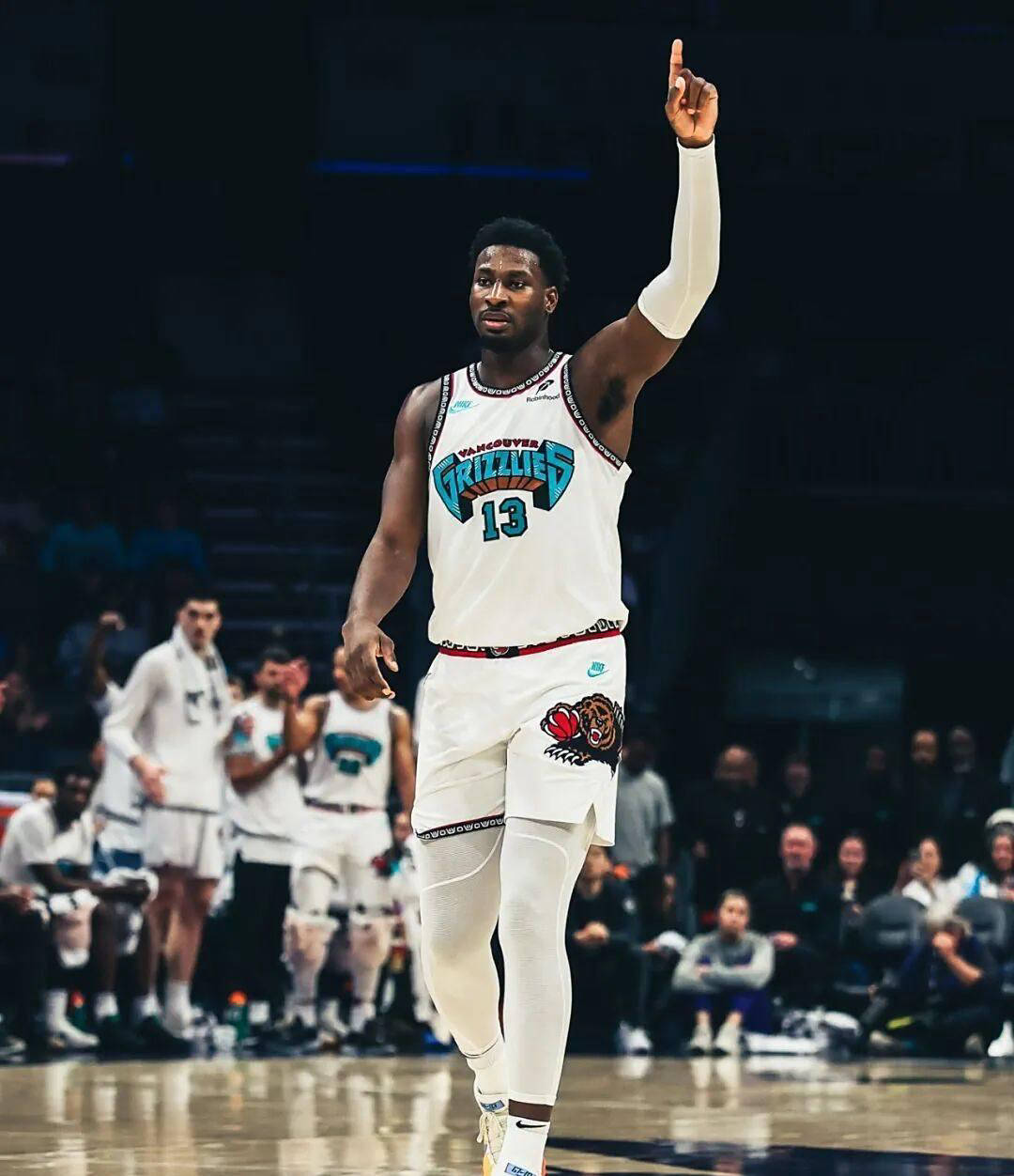 开云体育app-包含开拓者队中场受伤，球队内线稀缺的词条