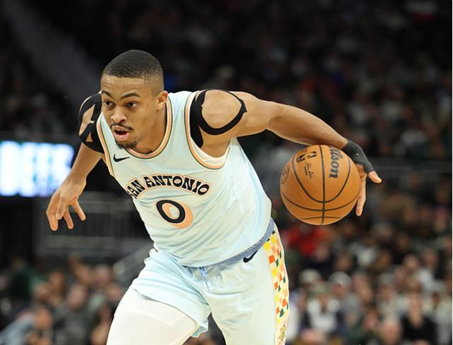 雄鹿胜马刺,字母哥砍下高分震撼球场 雄鹿胜马刺,字母哥砍下高分震撼球场