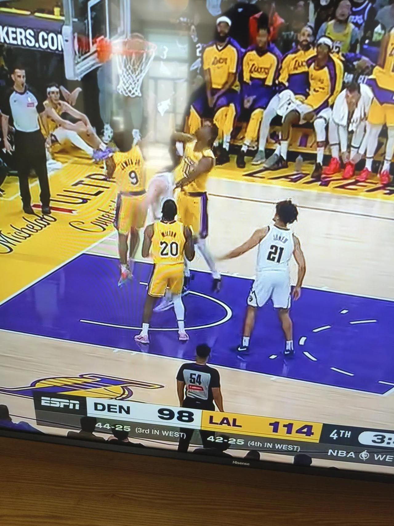 掘金队负于湖人,遭遇两连败 掘金队负于湖人,遭遇两连败