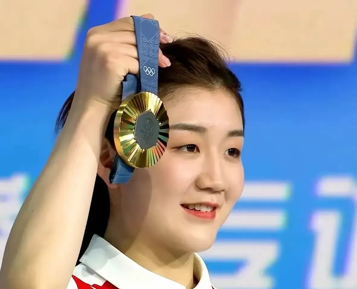 奥地利体操选手夺冠,喜笑颜开 奥地利体操选手夺冠,喜笑颜开