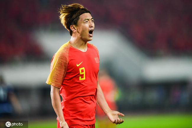 英格兰队轻取中国队,奥恰洛夫点燃赛场 英格兰队轻取中国队,奥恰洛夫点燃赛场